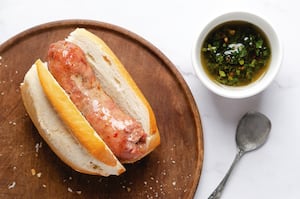 Choripán con chimichurri