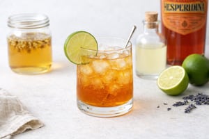 Cocktail floreado de pisco, lima y jazmín