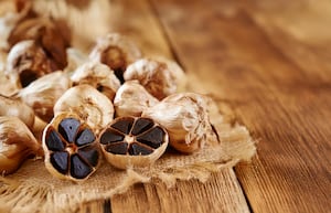 Ajo negro: qué es, cómo se elabora y cómo usarlo de forma fácil para sumar sabor a las comidas