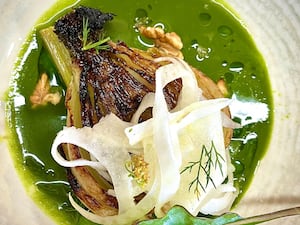 Hinojo asado, espinaca y nueces