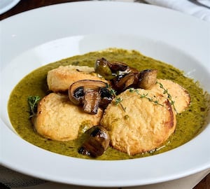 Ñoquis de sémola con crema de espinaca y hongos