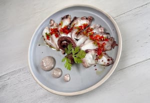 Pulpo con tomate y olivas