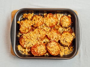 Tomates asados con crumble de albahaca