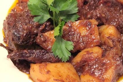 Tapa de asado al vino tinto con papas y zanahorias