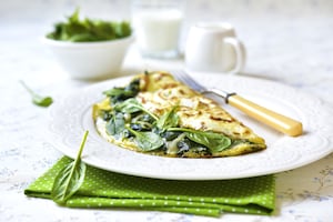 Omelette de espinaca y queso de almendras