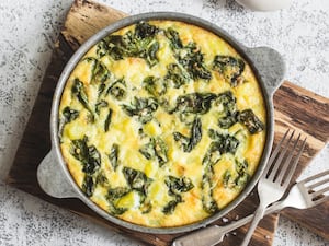 Tortilla esponjosa de espinaca y queso