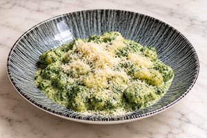 Ñoquis de coliflor con salsa de espinaca