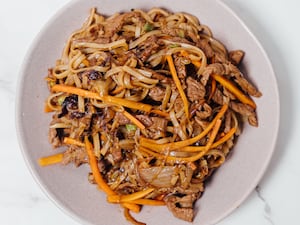 Salteado de carne con fideos de arroz
