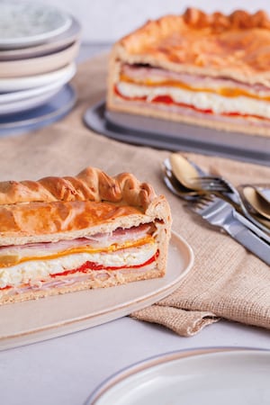 Tarta alta de jamón, queso, huevo duro y tomates confitados de Osvaldo Gross