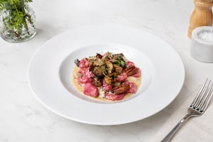 Ñoquis de remolacha con crema de hongos