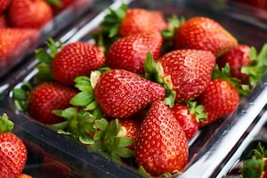 Cómo lavar y guardar las frutillas y por qué no conviene sacarles el cabito antes de tiempo