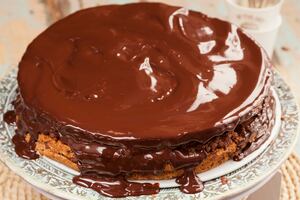 Torta de chocolate, crema moka y café