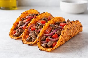 Tacos de masa de zanahoria rellenos con carne