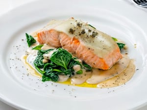 Salmón con salsa cremosa de alcaparras