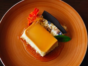 Flan de coco, crema y garrapiñada de avellanas