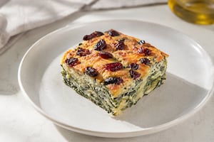 Terrina de espinaca, queso azul y arándanos
