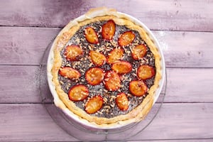 Tarta de ciruelas y amapola con crema de canela