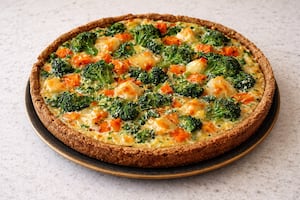 Tarta integral de brócoli, zanahoria y queso