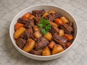 Tapa de asado al vino tinto con papas y zanahorias