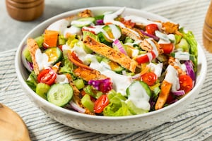 Ensalada de pollo con aderezo de queso azul