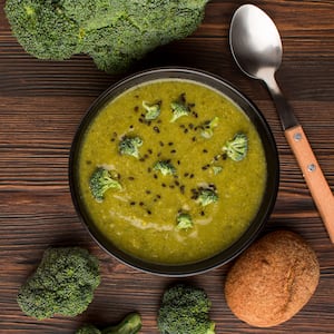 Sopa crema de brócoli y manzana verde