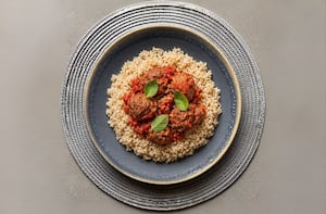 Arroz integral con albóndigas en salsa