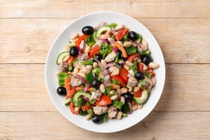 Ensalada de sardinas con porotos y aceitunas