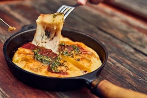 Provoleta: los mejores trucos de 5 parrilleros argentinos para lograr la corteza crocante que cambia su sabor por completo