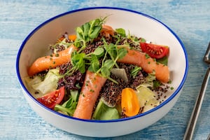 Ensalada de quinoa roja y salmón