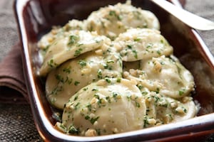 Sorrentinos de espinaca con albahaca y nueces