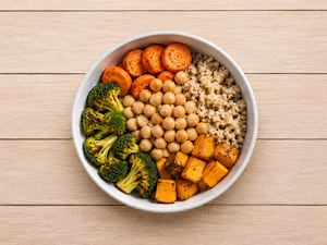 Bol tibio de quinoa, garbanzos y vegetales asados