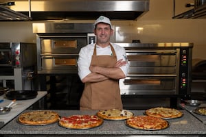 Adelanto: el maestro pizzero Diego Dávila enseña cómo hacer la auténtica masa de pizza y la icónica fugazzeta argentina