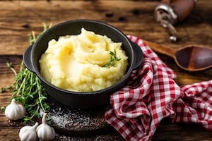 Puré de papas cremoso con doble ajo