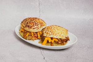 Hamburguesas de bondiola, cebolla caramelizada y cheddar