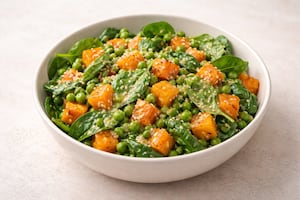 Ensalada tibia de zapallo, arvejas y espinaca con aderezo de tahini y jengibre