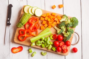 Juliana, brunoise, concassé, mirepoix y más: cómo hacer cada corte de vegetal