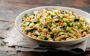 Ensalada de cuscús, zucchini grillado, garbanzos y aderezo de yogur