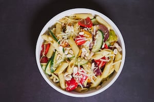 Ensalada fría de pasta y verduras asadas