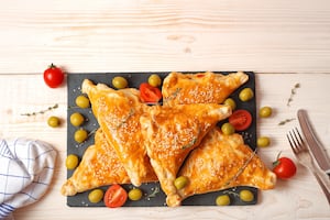Triangulitos de hojaldre con queso y aceitunas