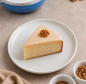 Torta húmeda de manzana y nueces en sartén
