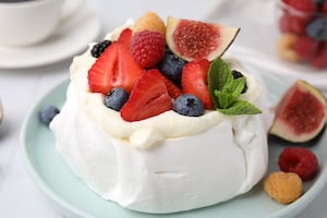 Pavlova casera: los trucos y secretos de la pastelera Soledad Gamberoni para que quede crocante por fuera y como un malvavisco por dentro