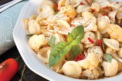 Orecchiette con coliflor, chile y albahaca