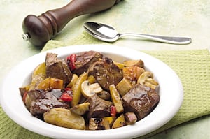 Estofado de carne, panceta y champiñones