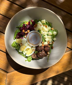 Ensalada de remolacha, rúcula y queso