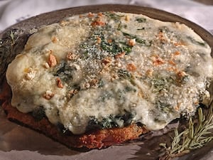 Milanesa de bife de chorizo con espinacas gratinadas