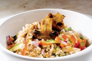 Wok de vegetales y arroz yamaní