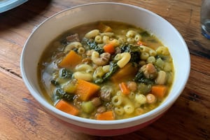 Sopa española de verduras, legumbres y fideos codito