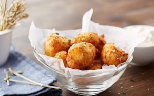 Buñuelos de merluza con hierbas y pimentón