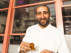 De la alta cocina a tu mesa: los secretos del chef Pedro Bargero para lograr empanadas perfectas de carne, pollo y jamón y queso