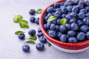 Delicada pero firme: la “baya estelar” llena de antioxidantes que no pierde propiedades en el horno y es ideal para stockear en el freezer